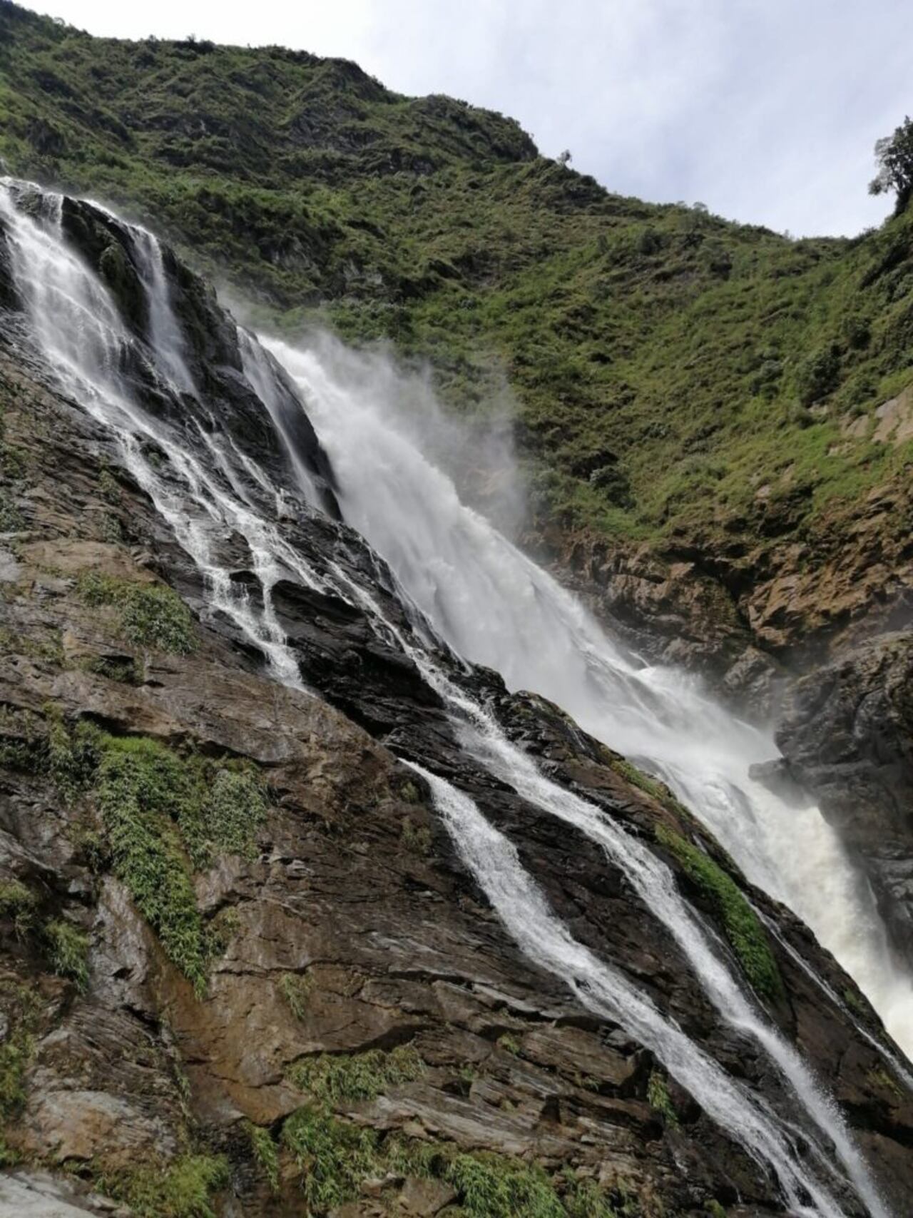 Reserva Natural Salto de Aures, famosa por su imponente cascada de aguas cristalinas, rodeada de exuberante vegetación.
