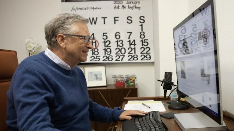 Bill Gates advirtió sobre los cambios que la inteligencia artificial podría generar en el mercado laboral.