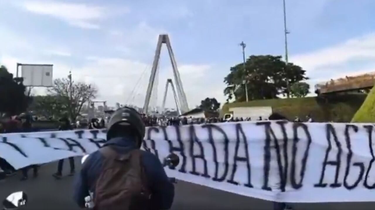 Hinchas del Deportivo Pereira salieron a las calles a expresar su inconformismo con las directivas del equipo.