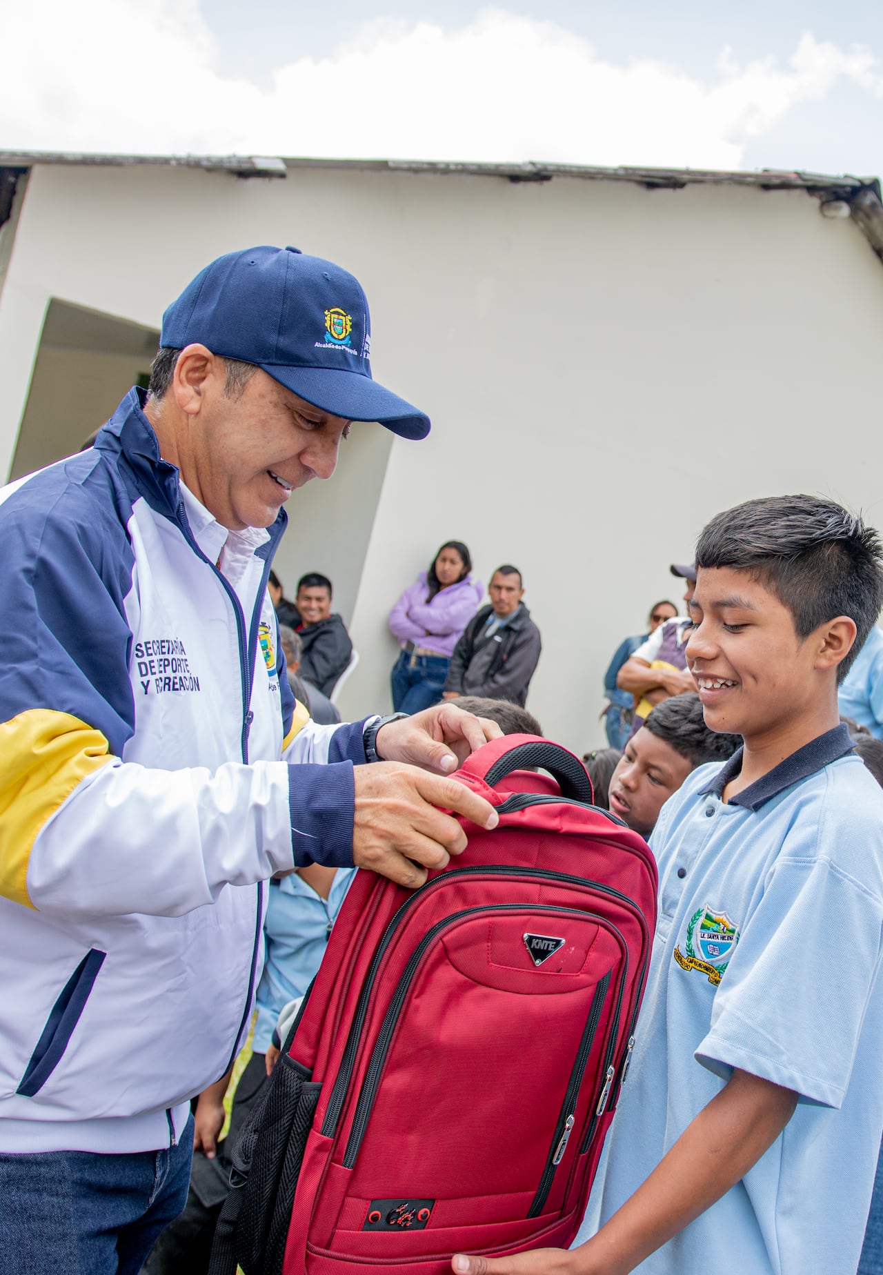 Cerca de 70 estudiantes de las veredas Santa Elena, Santa Bárbara, La Unión y El Canelo recibieron paquetes escolares como parte de la estrategia para fortalecer el acceso a la educación rural en Popayán.