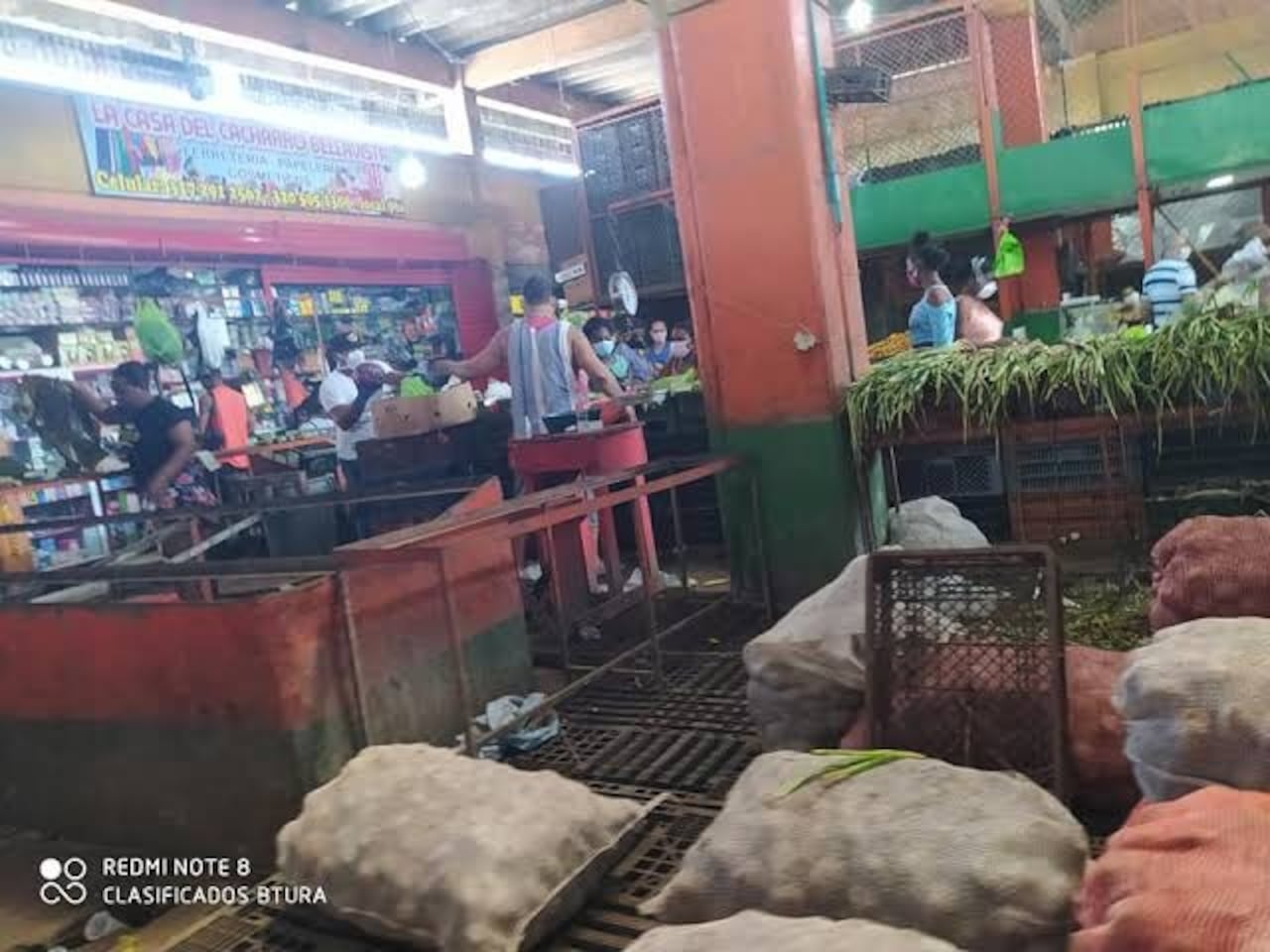 Panorámica de la cubierta de la plaza de mercado, afectada en cerca del 80% de su estructura tras el terremoto del 10 de agosto.