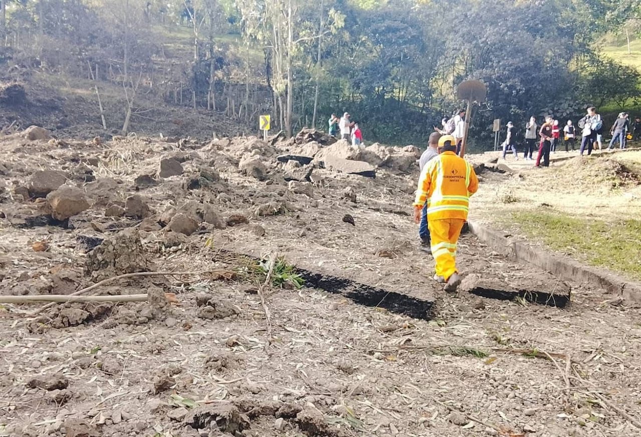 Apenas van a empezar los trabajos para superar los daños que sufrió la vía Panamericana, tras este ataque con explosivos.