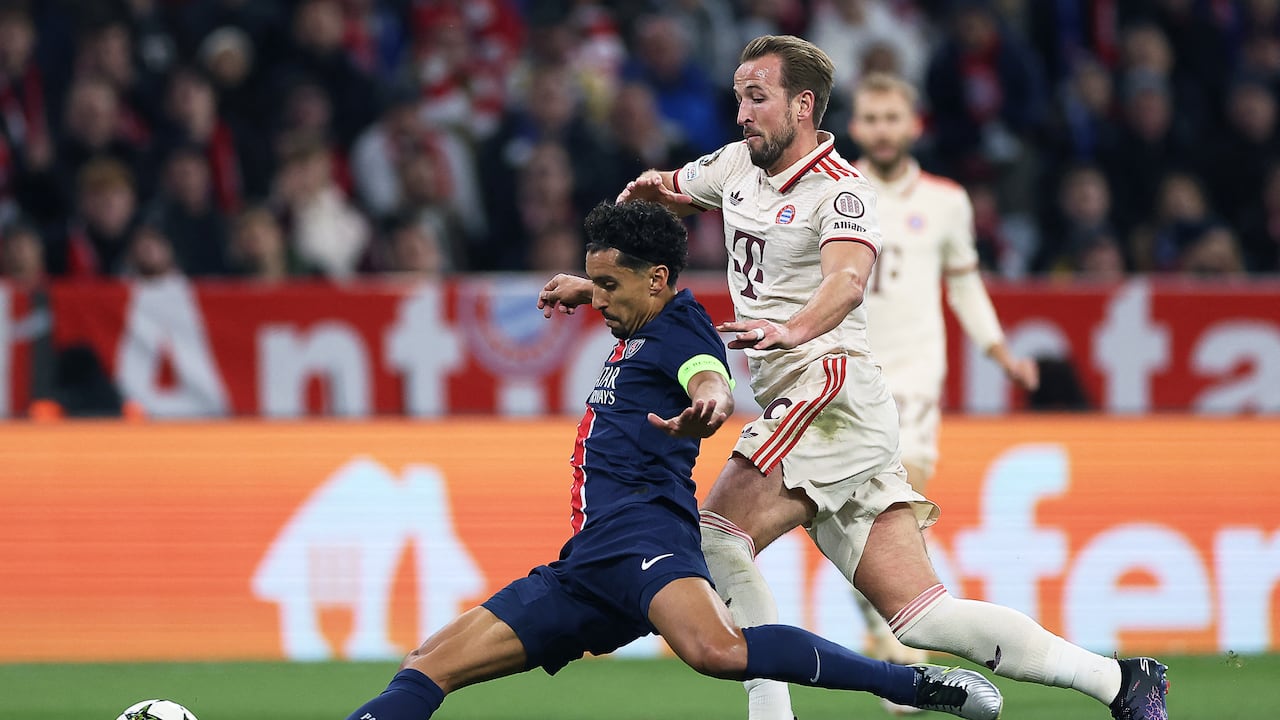 El defensor brasileño del Paris Saint-Germain #05 Marquinhos (L) lucha por el balón con el delantero inglés del Bayern Munich #09 Harry Kane.