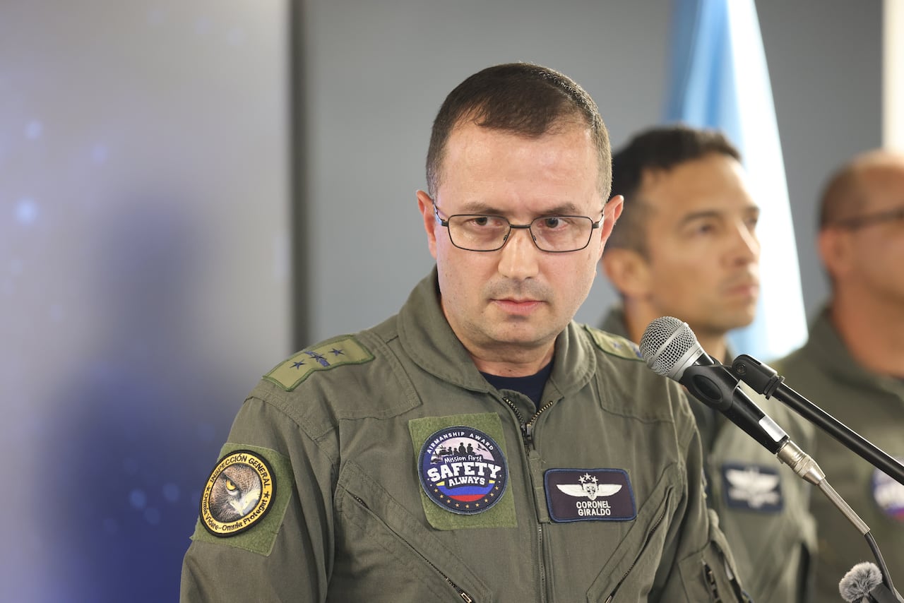 Rueda de prensa presentación del informe preliminar de la investigación del accidente del Hércules C-130, en Puerto Leguízamo. Coronel Luis Fernando Escobar, líder de la Investigación.
