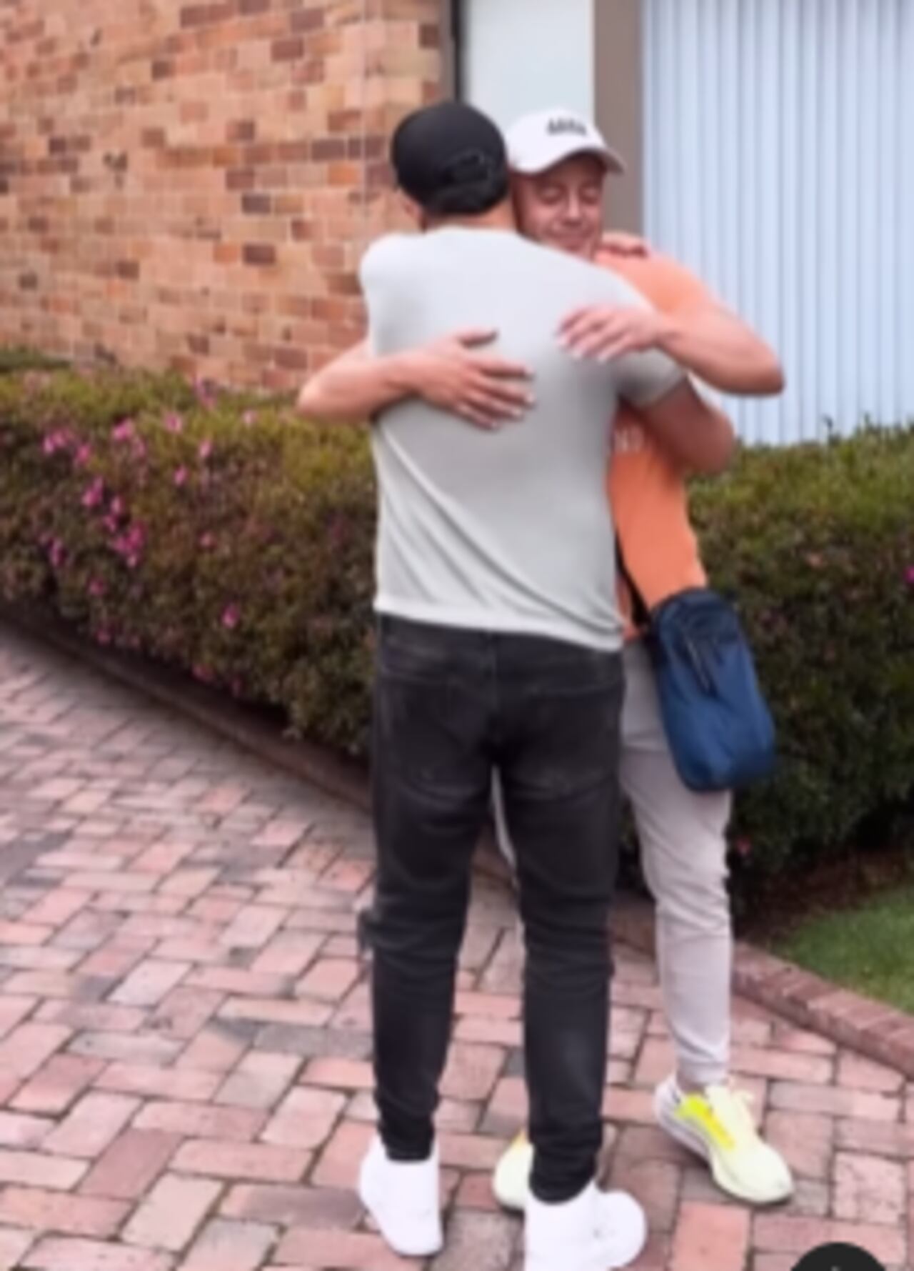 Yeison Jiménez le hizo generoso regalo a uno de sus trabajadores.