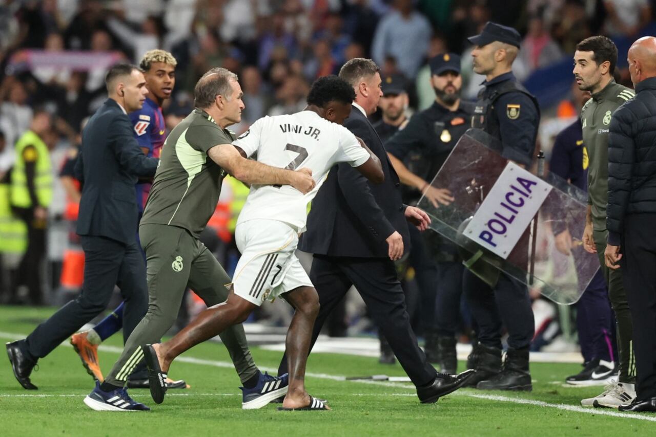 El delantero brasileño del Real Madrid #07 Vinicius Junior corre hacia el vestuario al final del partido de la liga española entre el Real Madrid CF y el FC Barcelona.
