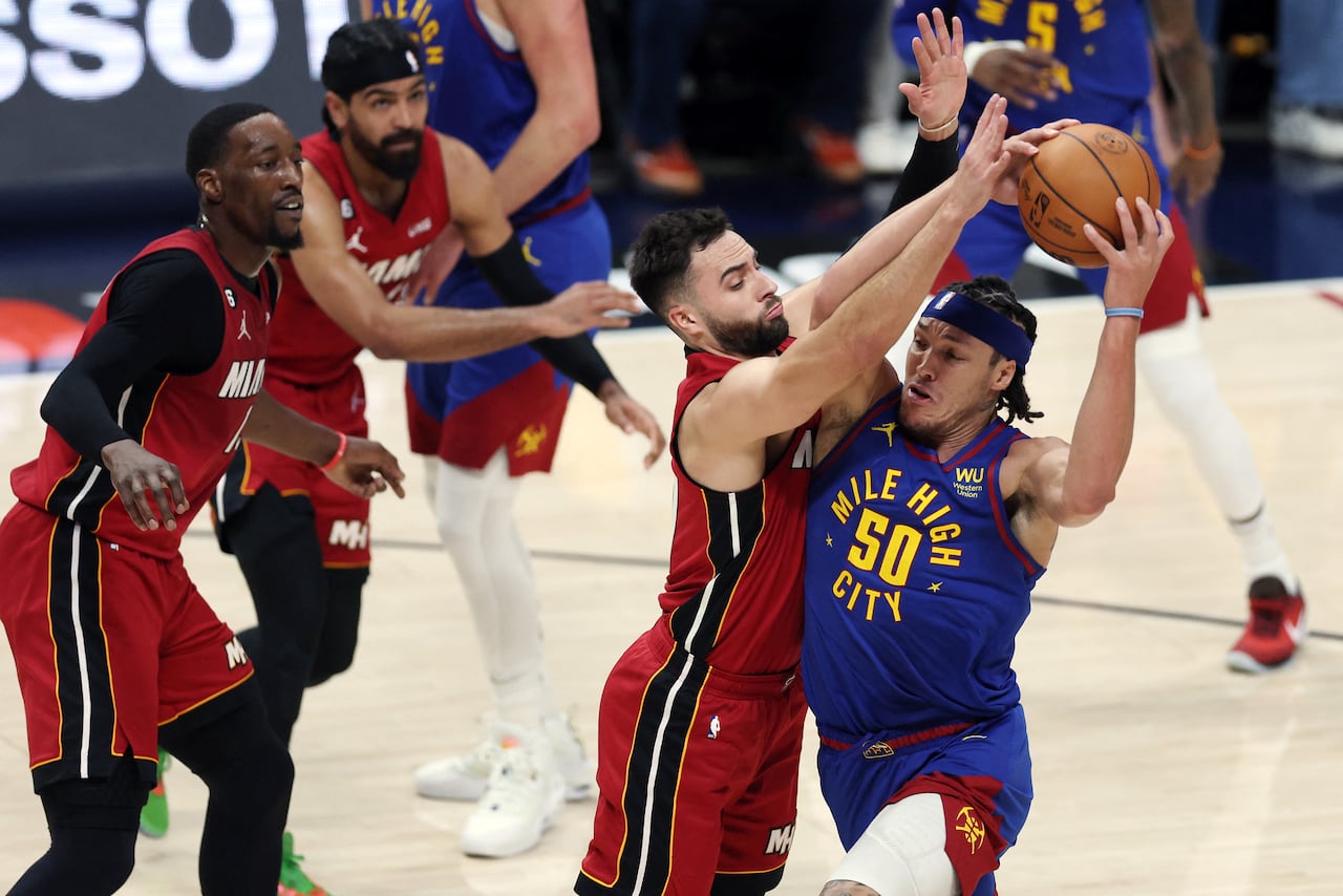 DENVER, COLORADO - 1 DE JUNIO: Max Strus #31 del Miami Heat defiende contra Aaron Gordon #50 de los Denver Nuggets durante el primer cuarto del Juego Uno de las Finales de la NBA 2023 en Ball Arena el 1 de junio de 2023 en Denver, Colorado.
