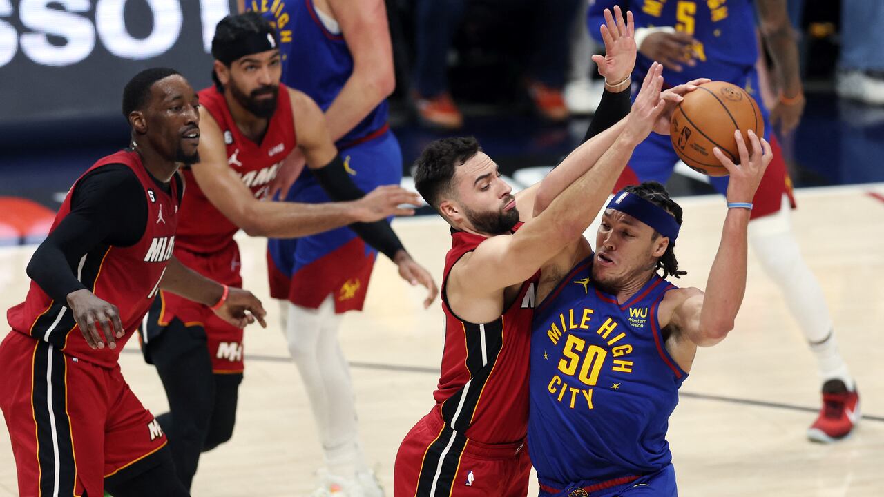 DENVER, COLORADO - 1 DE JUNIO: Max Strus #31 del Miami Heat defiende contra Aaron Gordon #50 de los Denver Nuggets durante el primer cuarto del Juego Uno de las Finales de la NBA 2023 en Ball Arena el 1 de junio de 2023 en Denver, Colorado.
