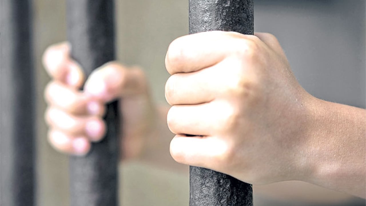Policía, esposas, capturado, secuestro, prisión, cárcel.