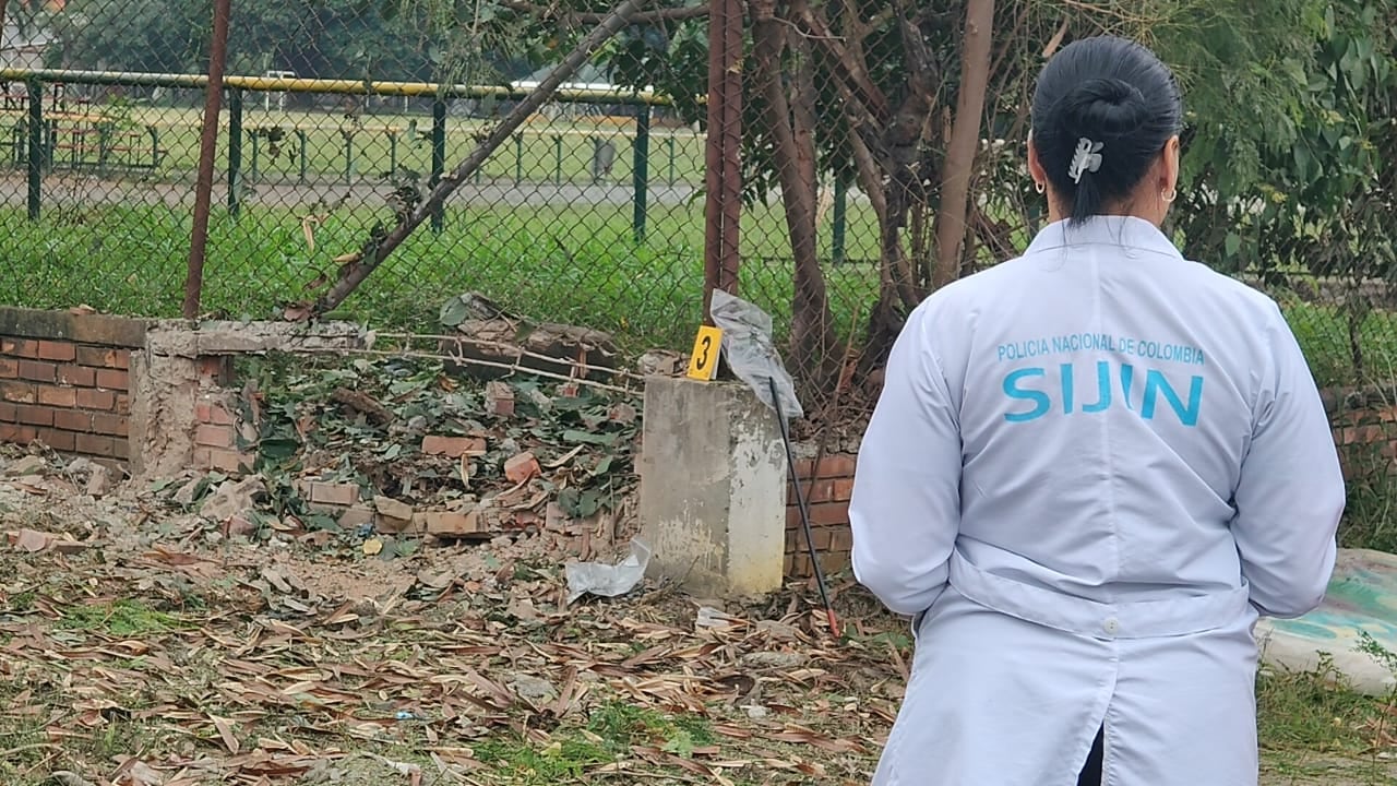 Personal de la Sijin adelanta labores de inspección e investigación en el lugar donde se registraron las explosiones cerca de un CAI, en el suroriente de Cali.
