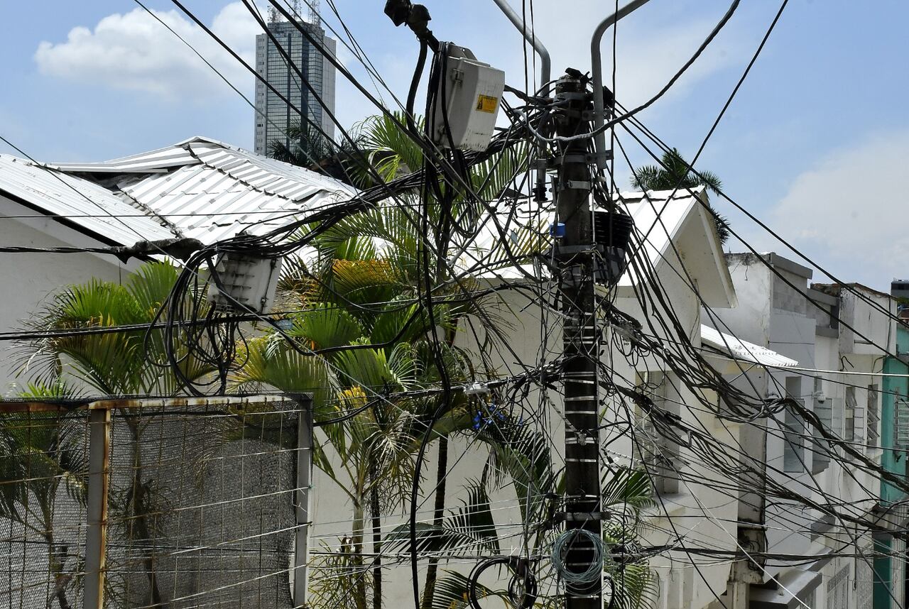 Cables en los postes de Cali