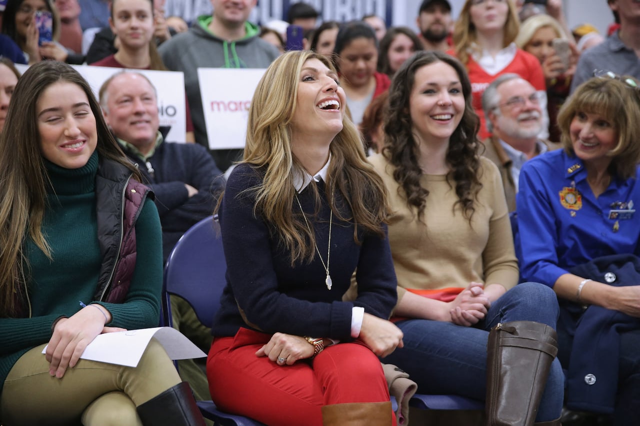 Jeanette Dousdebes Rubio durante una reunión en el ayuntamiento con su esposo en Hills Garrison.