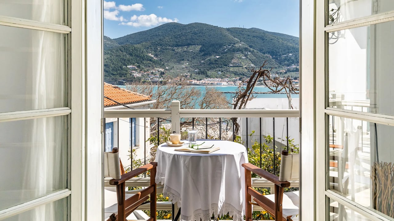 Esta luminosa y moderna casa en la ciudad de Skopelos, Grecia, captura el espíritu de la isla griega con un pintoresco exterior blanco y hermosas vistas al mar.