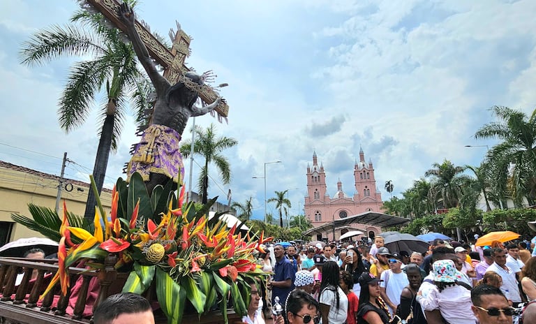 En la ciudad de Buga se realizó la procesión del viacrucis del Señor de los Milagros.