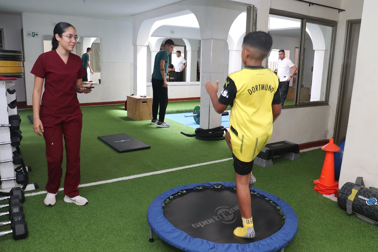 ACONDICIONAMIENTO FÍSICO, GIMNASIO, PESAS, EJERCICIO, SALUD, DEPORTE, CALI