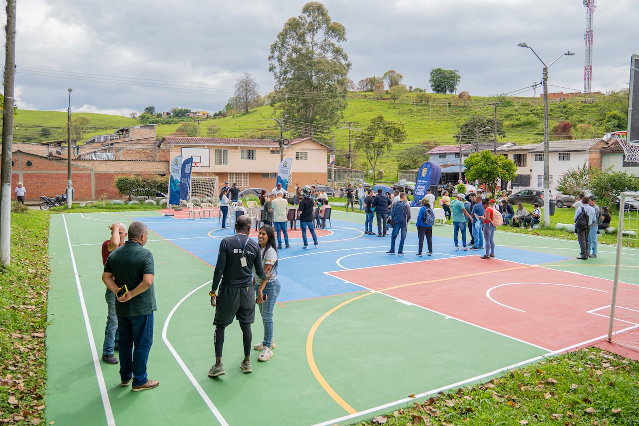 Líderes comunitarios destacaron que la recuperación de los polideportivos beneficiará a más de 5.800 habitantes del sector.