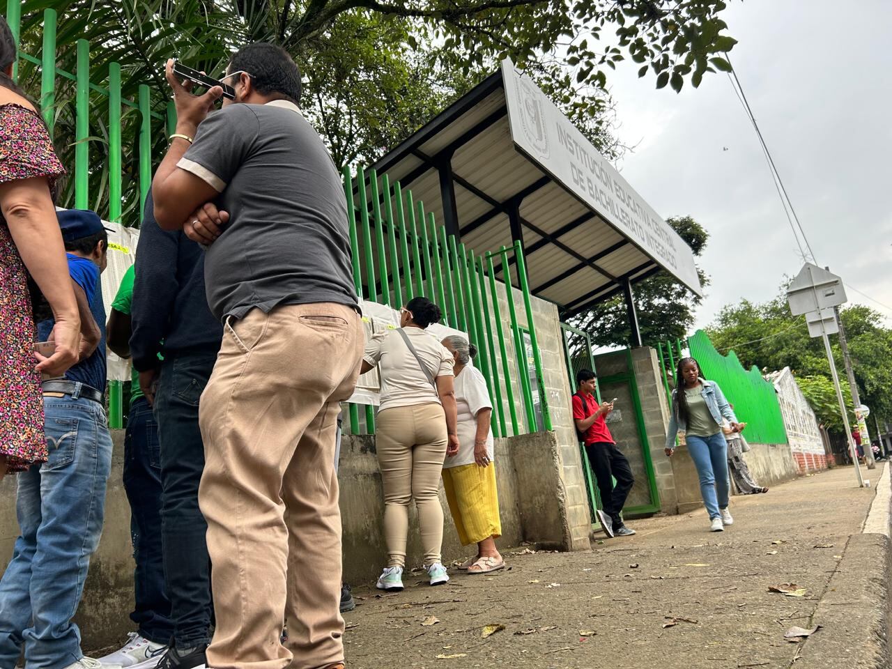 Electores ingresan a un puesto de votación en Jamundí para participar en las elecciones de este domingo.