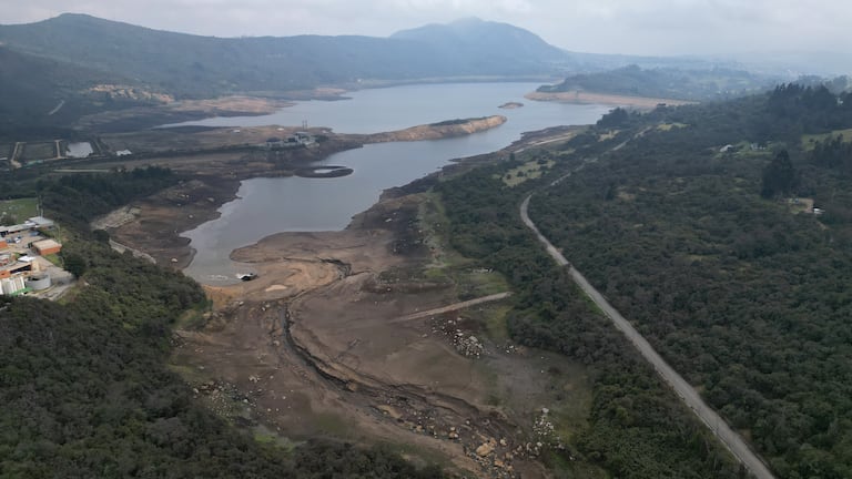 Embalse de San Rafael en el municipio de La Calera con nivel bajo a causa del fenómeno de El Niño. Abril 2 del 2024.