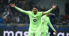 Barcelona's Uruguayan defender #04 Ronald Federico Araujo da Silva reacts during the UEFA Champions League semi-final second leg football match between Inter Milan and FC Barcelona at the San Siro stadium in Milan on May 6, 2025. (Photo by PIERO CRUCIATTI / AFP)