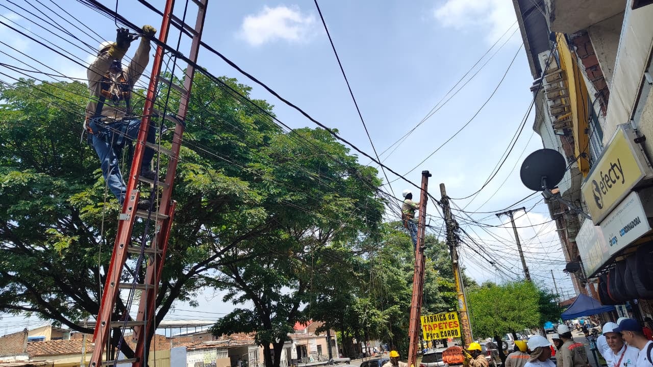 Cali: Cuadrillas de Emcali inician campaña "Cali sin enredos" direccionada a organizar los cables ubicados en los postes de luz en las vías principales de la ciudad.