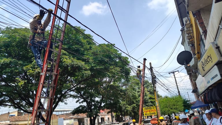 Cali: Cuadrillas de Emcali inician campaña "Cali sin enredos" direccionada a organizar los cables ubicados en los postes de luz en las vías principales de la ciudad.