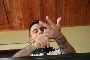 Orden: Jonathan Solano, conductor del Mío que le amputaron dos dedos, para robarlo. foto José L Guzmán. EL País.