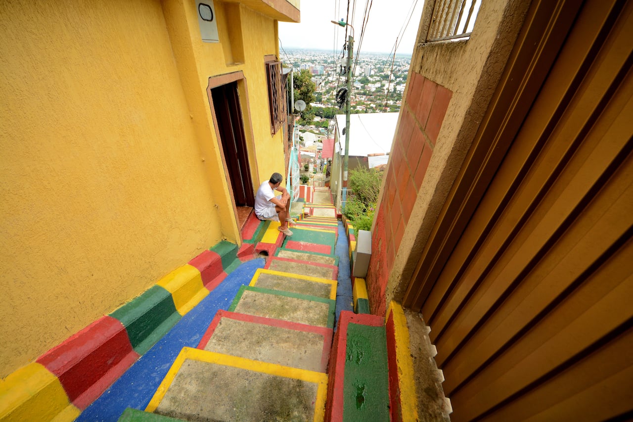 Siloé, en la Comuna 20 de Cali, se ha transformado en un vibrante destino de turismo comunitario, destacando por sus miradores panorámicos (Buena Vista, La Estrella), recorridos en MIO Cable, arte urbano, muralismo y experiencias de café local. Rutas organizadas ofrecen inmersión en la cultura popular, historia de superación y salsa