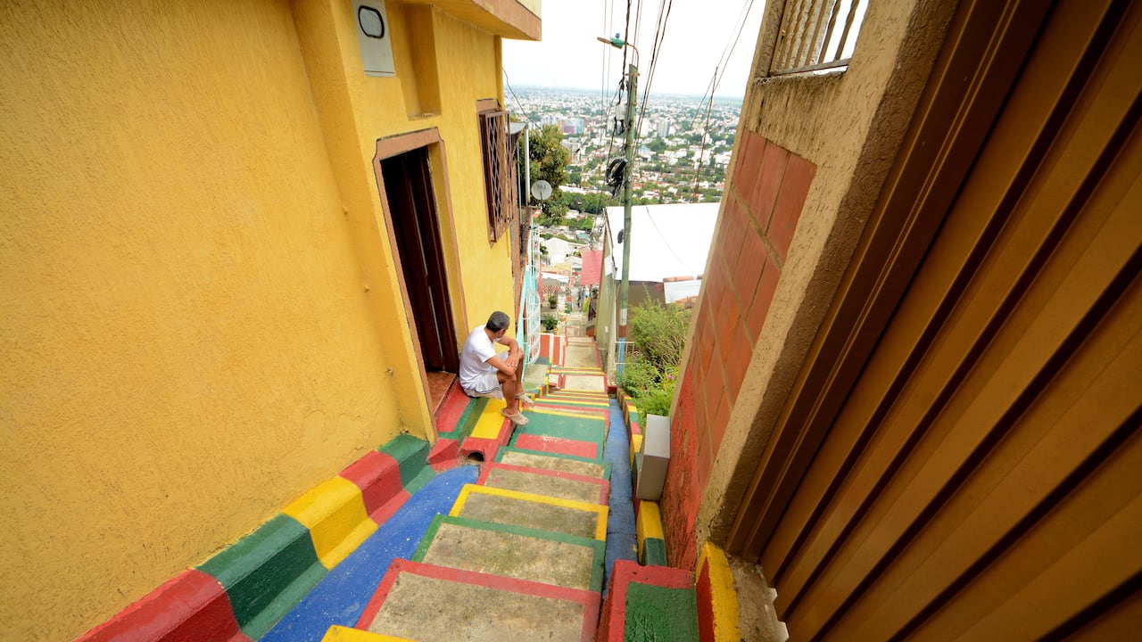 Siloé, en la Comuna 20 de Cali, se ha transformado en un vibrante destino de turismo comunitario, destacando por sus miradores panorámicos (Buena Vista, La Estrella), recorridos en MIO Cable, arte urbano, muralismo y experiencias de café local. Rutas organizadas ofrecen inmersión en la cultura popular, historia de superación y salsa