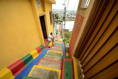 Siloé, en la Comuna 20 de Cali, se ha transformado en un vibrante destino de turismo comunitario, destacando por sus miradores panorámicos (Buena Vista, La Estrella), recorridos en MIO Cable, arte urbano, muralismo y experiencias de café local. Rutas organizadas ofrecen inmersión en la cultura popular, historia de superación y salsa