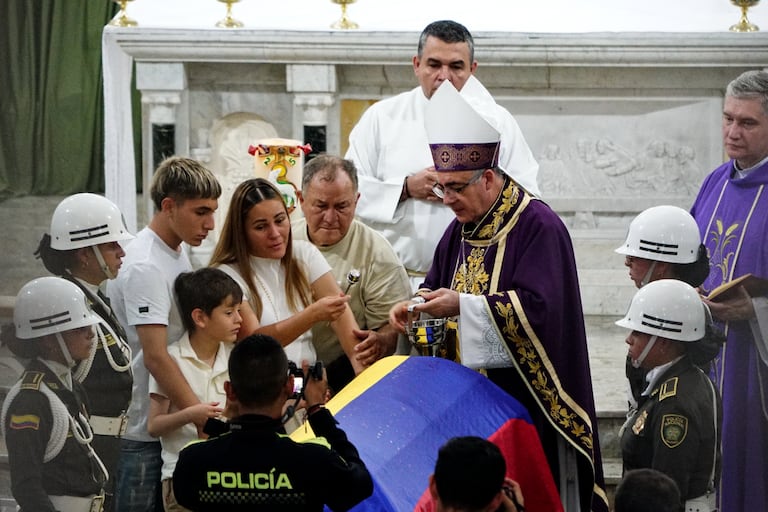 En Cali se realizó el sepelio del subintendente Jorge Leonardo Gómez, asesinado en Mariano Ramos: “murió cumpliendo su juramento”
