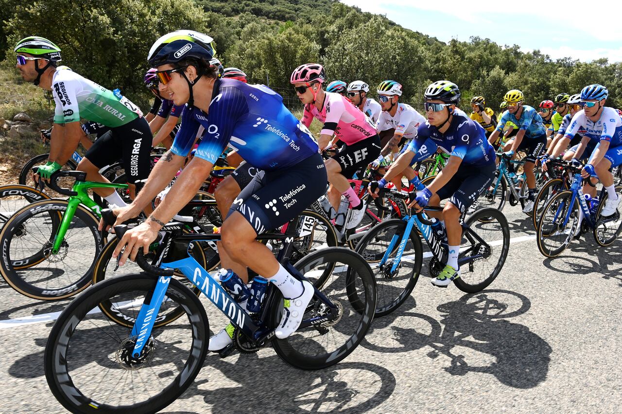 BURRIANA, ESPAÑA - 30 DE AGOSTO: (De izquierda a derecha) Iván García Cortina de España y Movistar Team, Marijn Van Den Berg de Holanda y el equipo EF Education-EasyPost y Einer Augusto Rubio Reyes de Colombia y Movistar Team compiten durante la 78ª Gira por España 2023 , Etapa 5 una etapa de 184,6km de Burriana a Burriana / #UCIWT / el 30 de agosto de 2023 en Morella, España. (Foto de Tim de Waele/Getty Images)