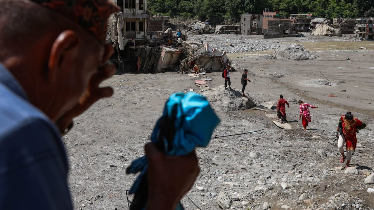 El último censo de las autoridades de zona del mundo establece que más de 630 personas fallecieron y casi 3.000 desaparecidas en las distintas regiones afectadas, entre ellas más de 500 extranjeros. El ejército nepalí ha sido desplegado para ayudar a rescatar a más de 100 personas que se cree que están atrapadas dentro del túnel de una central hidroeléctrica en el distrito más afectado del país.