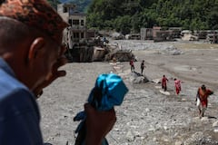 El último censo de las autoridades de zona del mundo establece que más de 630 personas fallecieron y casi 3.000 desaparecidas en las distintas regiones afectadas, entre ellas más de 500 extranjeros. El ejército nepalí ha sido desplegado para ayudar a rescatar a más de 100 personas que se cree que están atrapadas dentro del túnel de una central hidroeléctrica en el distrito más afectado del país.