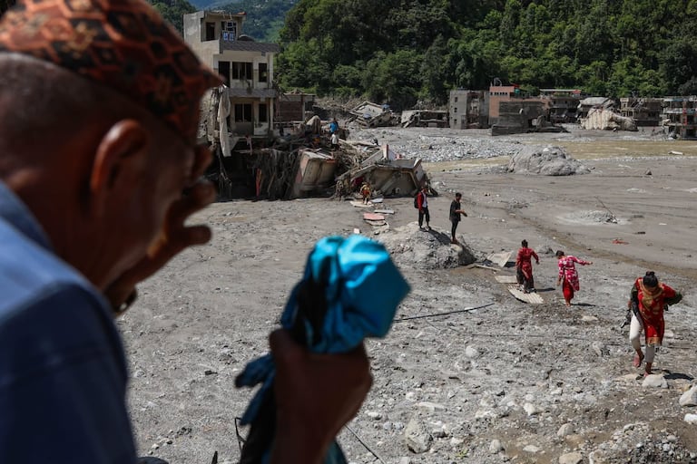 El último censo de las autoridades de zona del mundo establece que más de 630 personas fallecieron y casi 3.000 desaparecidas en las distintas regiones afectadas, entre ellas más de 500 extranjeros. El ejército nepalí ha sido desplegado para ayudar a rescatar a más de 100 personas que se cree que están atrapadas dentro del túnel de una central hidroeléctrica en el distrito más afectado del país.