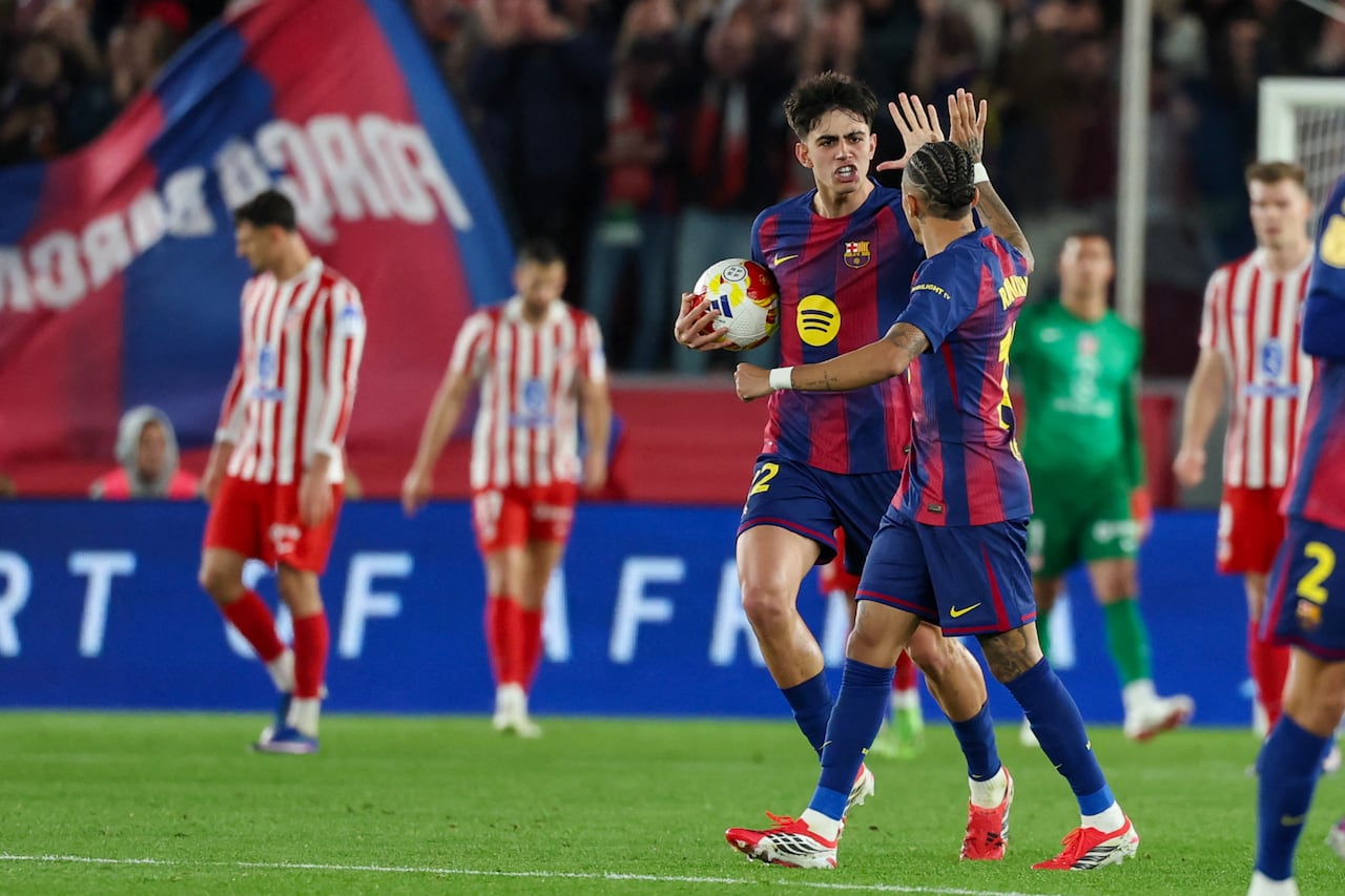 El centrocampista español #22 del Barcelona, Marc Bernal (C), celebra el tercer gol de su equipo durante el partido de vuelta de la semifinal de la Copa del Rey entre el FC Barcelona y el Club Atlético de Madrid en el Estadio Camp Nou de Barcelona el 3 de marzo de 2026. (Foto de Lluis GENE / AFP)