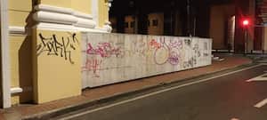 Así quedó la fachada del Teatro Municipal, ubicado en el centro de Cali, luego de ser vandalizada.