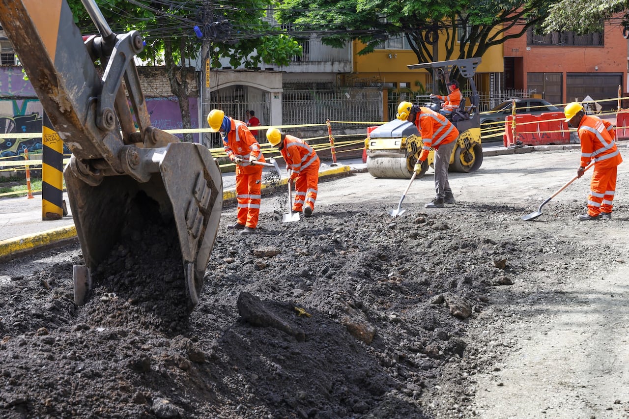Maquinaria y cuadrillas de la Secretaría de Infraestructura de Cali trabajan en la reposición de la carpeta asfáltica en la Calle 4 entre las carreras 36 y 37.