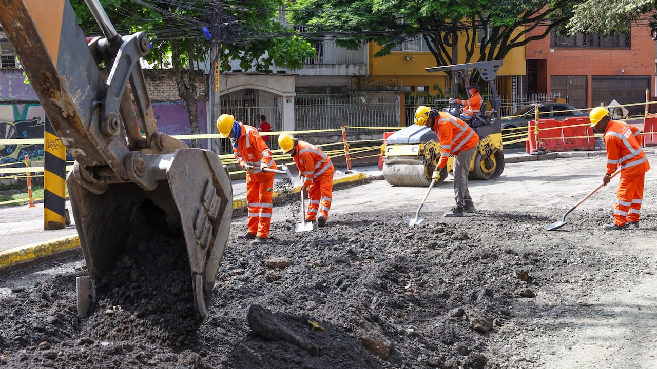 Maquinaria y cuadrillas de la Secretaría de Infraestructura de Cali trabajan en la reposición de la carpeta asfáltica en la Calle 4 entre las carreras 36 y 37.