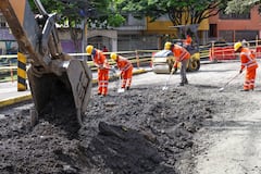 Maquinaria y cuadrillas de la Secretaría de Infraestructura de Cali trabajan en la reposición de la carpeta asfáltica en la Calle 4 entre las carreras 36 y 37.
