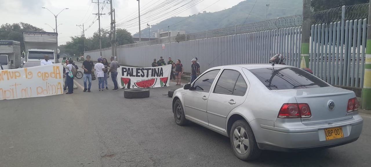 Vías cerradas en ambos sentidos en Yumbo por inconformidad con tarifas del transporte