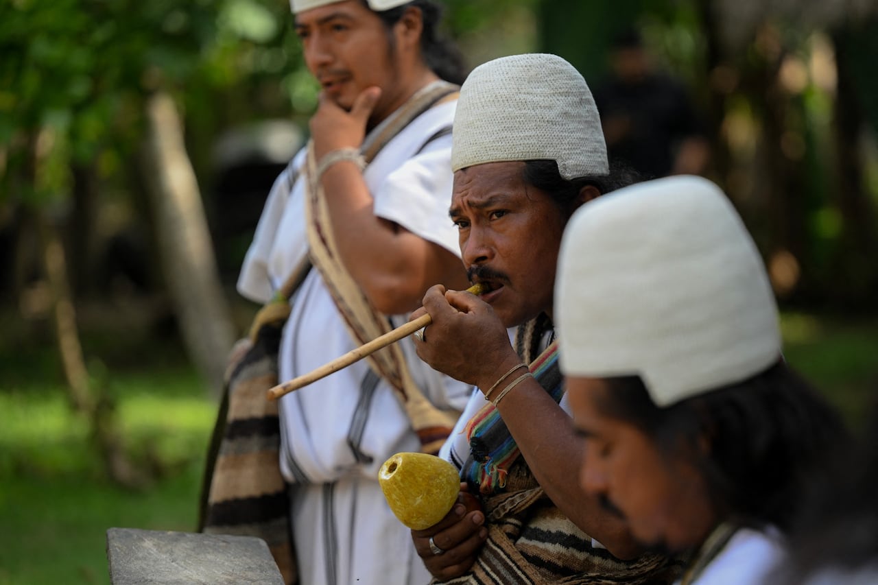 Hombres indígenas arhuacos mastican hojas de coca en la Reserva Indígena Kutunsama, en el Parque Nacional Natural Tayrona, departamento Magdalena, Colombia,
