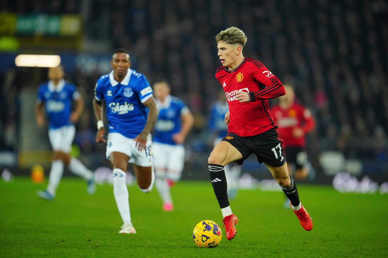 Manchester United gana 3-0 al Everton con golazo de Garnacho