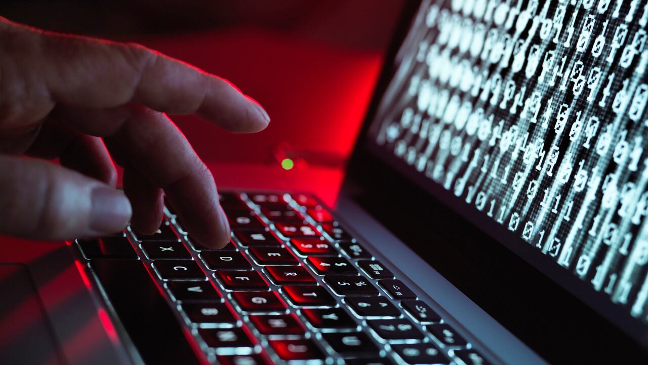 Computadora portátil infectada por un virus