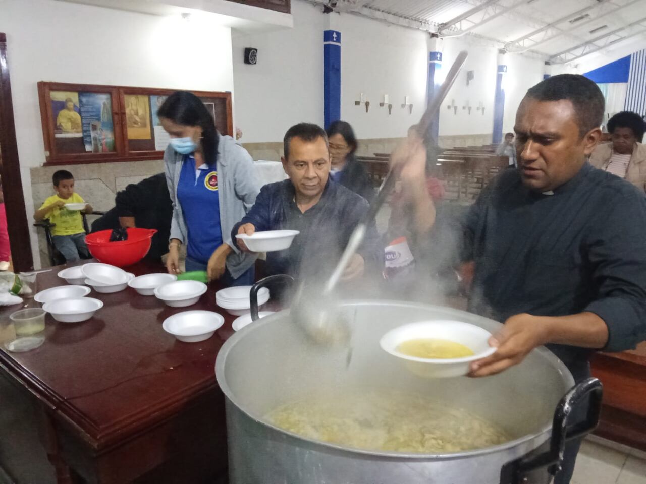 El padre Carlos Hurtado y su equipo de feligreses prepararon el consomé en la iglesia del Santísimo Sacramento, ubicada a un costado del parque Mosquera de Popayán.