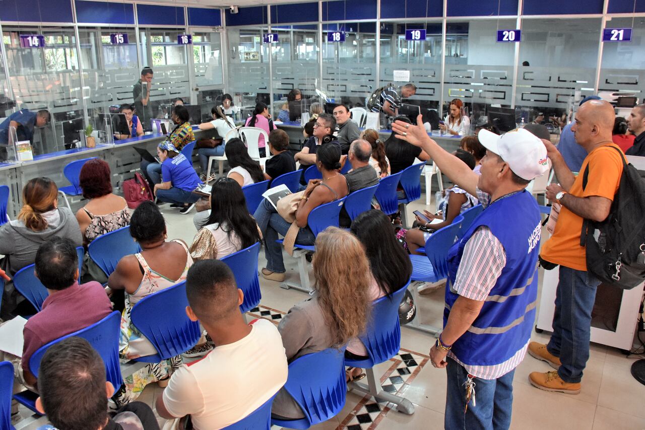 En el centro de atención al contribuyente, cientos de caleños se acogen al beneficio otorgado por la secretaría de hacienda municipal del 15% en el pago del impuesto predial unificado, cabe recordar que este beneficio va hasta el 30 de Abril del presente Año.