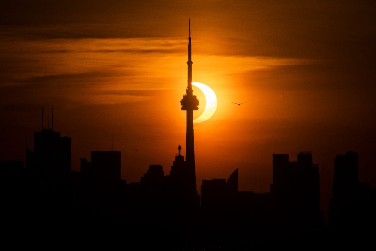 Imagen del eclipse parcial de sol captada en Toronto, Canadá.