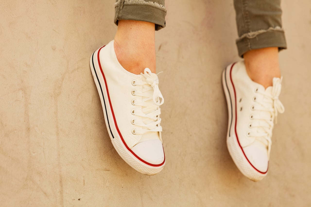 La limpieza adecuada de los tenis blancos de tela se convierte en un tema recurrente entre aquellos que buscan conservar su frescura y elegancia en todo momento.