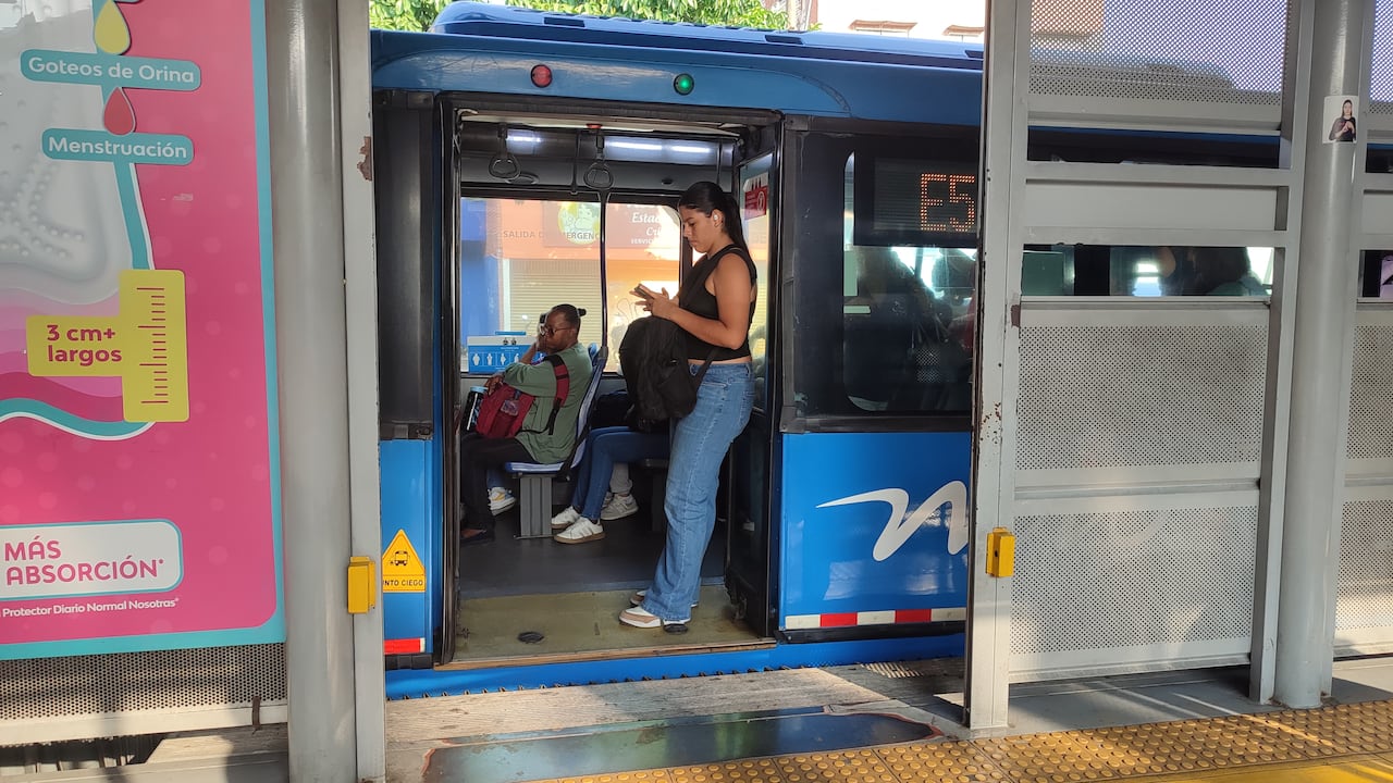 El Masivo Integrado de Occidente MIO es el sistema de transporte masivo de Cali .