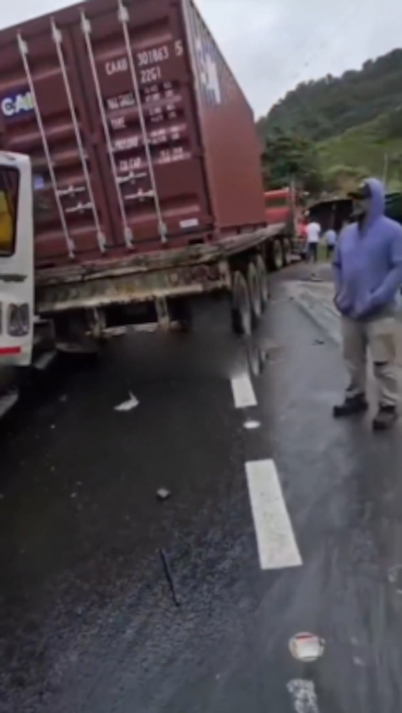 Momento del accidente en el sector La Guaira de la vía a Buenaventura.