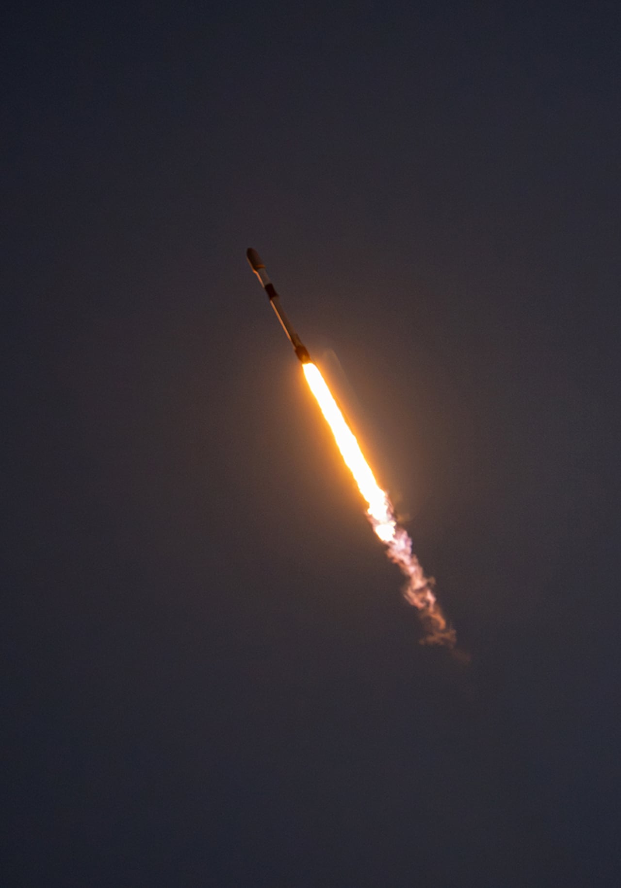 Imagen de referencia de un cohete Falcon 9 de SpaceX. La etapa superior de otra misión está prevista para impactar la superficie de la Luna tras permanecer más de un año a la deriva en el espacio.
